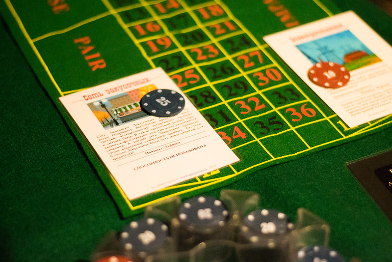 Ведущий развлекает гостей на корпоративе в Вологде