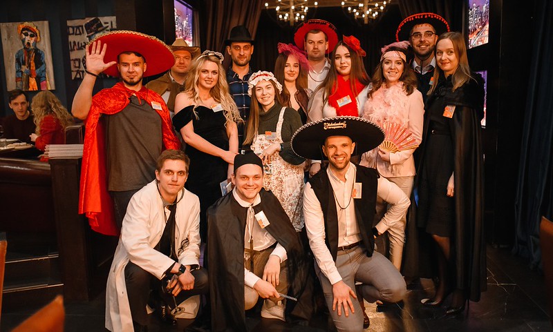 Корпоратив на Новый год в Вологде — празднично украшенный банкетный зал