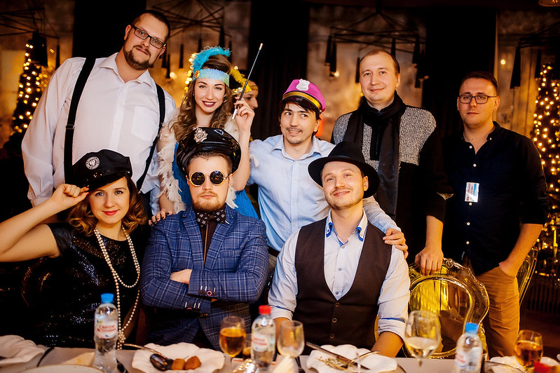 Команда компании празднует Новый год в ресторане Вологде